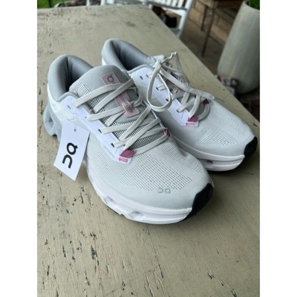 OnCloud Cloudflyer 5 Mn’s 7.5/Wm’s 9.5 Running Shoe in Ivory/Grey Colorway NWT